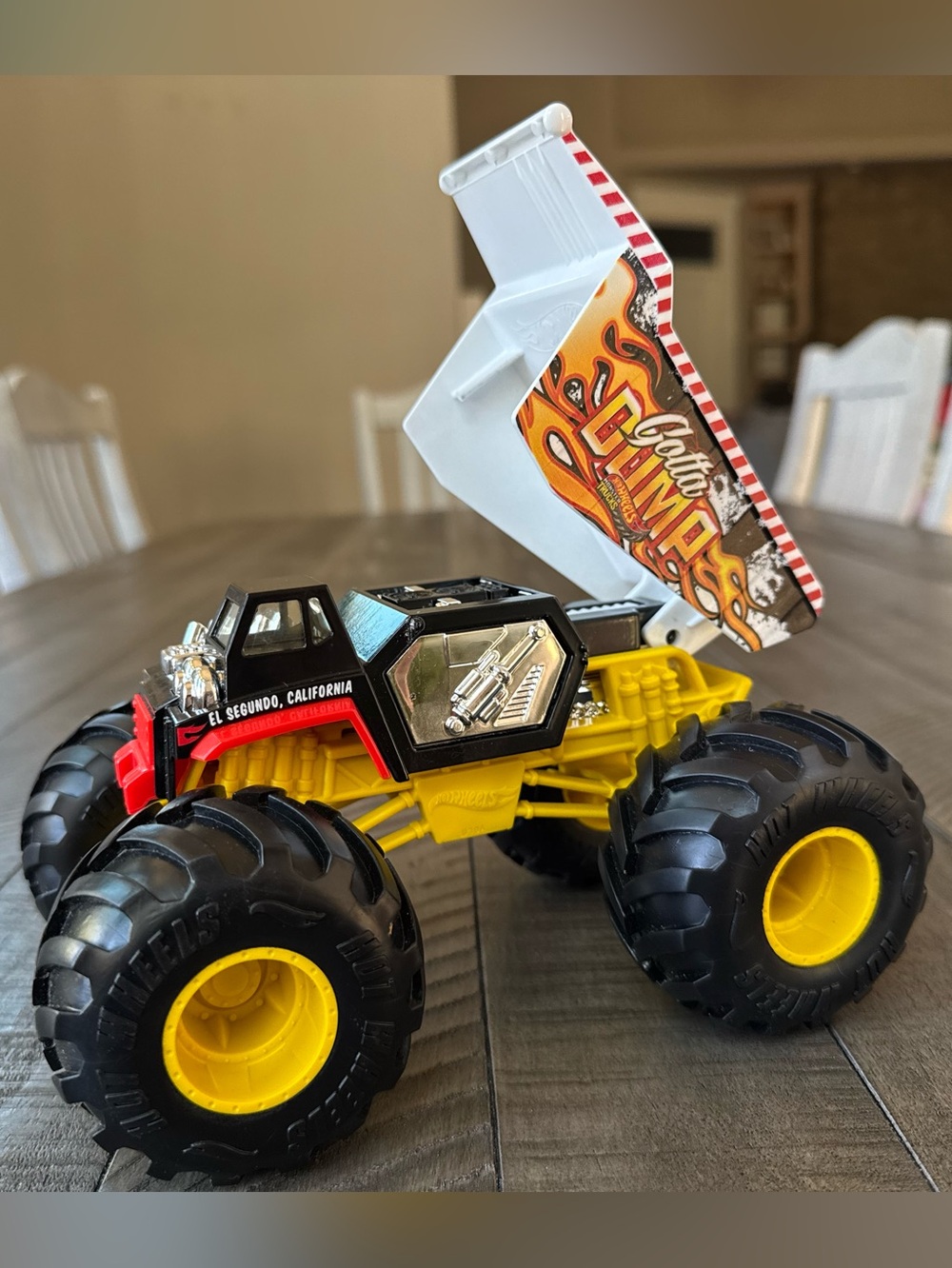 Hot Wheels Monster Trucks Oversized Gotta Dump Truck Toy 1:24